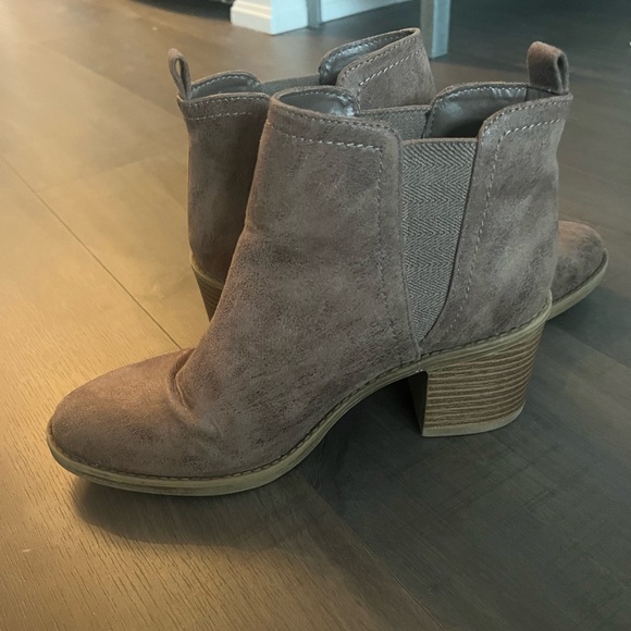 SoftMoc Boots - Picture 2 of 3